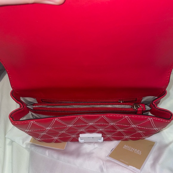 I am selling a barely used MK Crossbody bag. - Picture 4 of 6